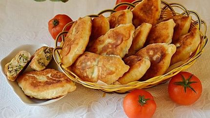 Жареные пирожки с луком и яйцом на кефире