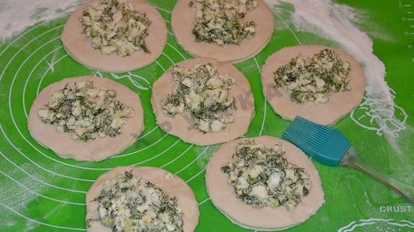 жареные пирожки с луком и яйцом на кефире