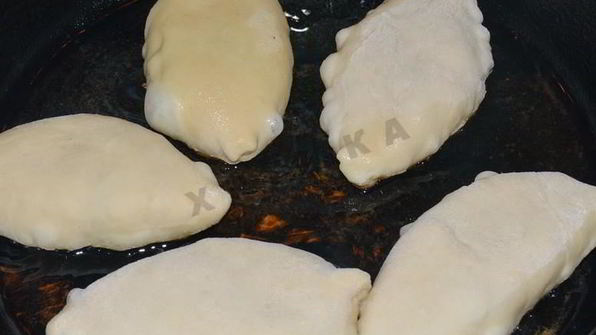 жареные пирожки с луком и яйцом на кефире