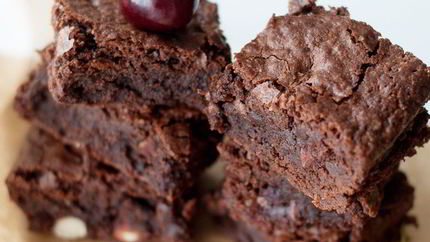 Брауни с вишней и миндалем