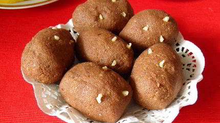 Домашнее пирожное Картошка из сухарей со сгущенкой