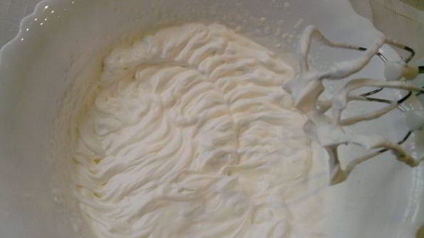 фруктово-ягодное пирожное с фисташками на лимонно-белковой основе