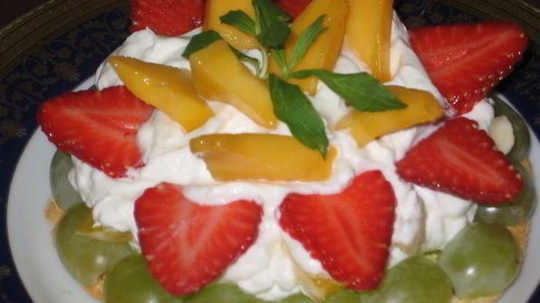 фруктово-ягодное пирожное с фисташками на лимонно-белковой основе