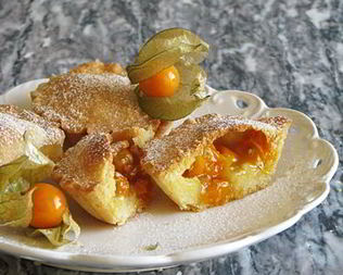 Маленькие пирожные с физалисом