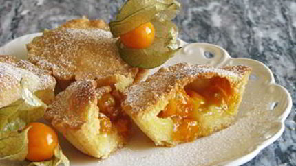 Маленькие пирожные с физалисом