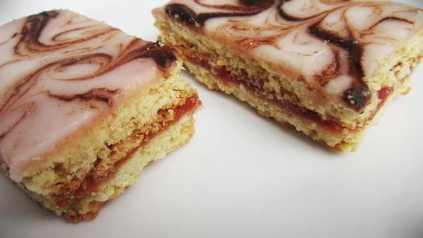 песочное пирожное глазированное помадой