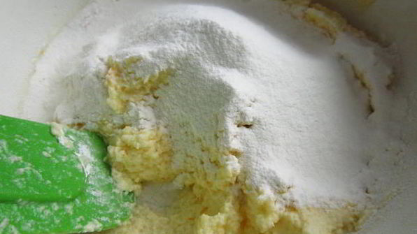 песочное пирожное глазированное помадой