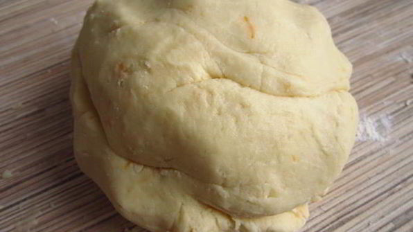 песочное пирожное глазированное помадой