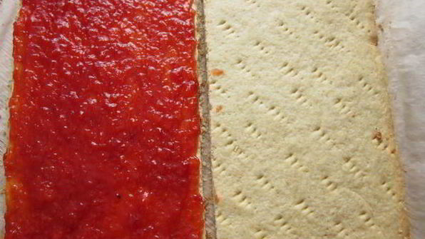 песочное пирожное глазированное помадой