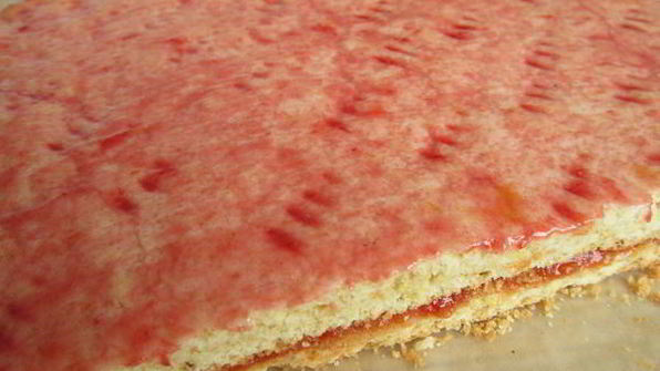 песочное пирожное глазированное помадой