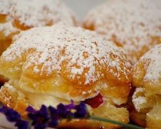 Пирожные из слоеного теста с белковым кремом