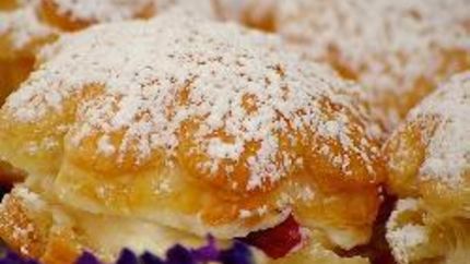 Пирожные из слоеного теста с белковым кремом