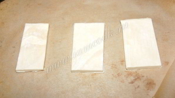 пирожные из слоеного теста со взбитыми сливками