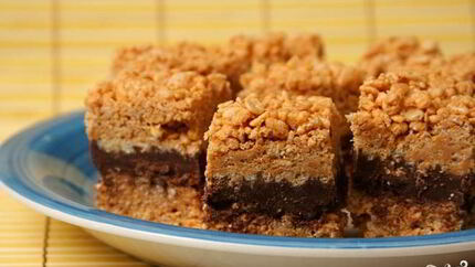 Пирожные с шоколадом, рисовыми хлопьями и арахисовым маслом