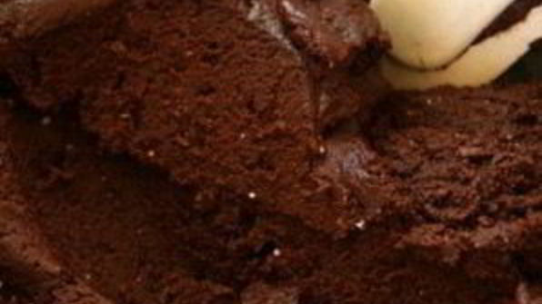 пирожные с шоколадом, рисовыми хлопьями и арахисовым маслом