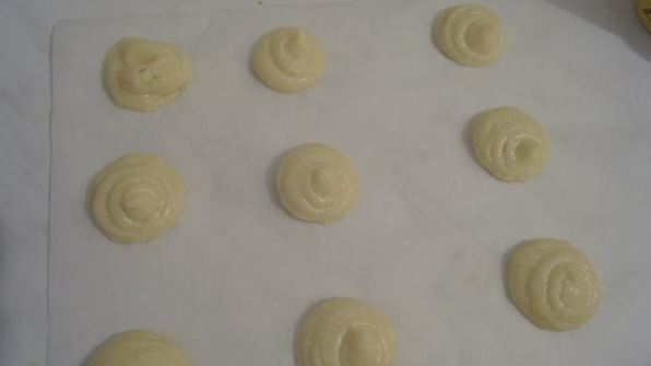 пирожные шу с вишневым сюрпризом