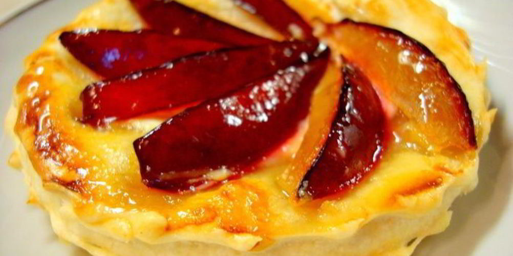 Рецепт пирожных со сливой, манго и козьим сыром