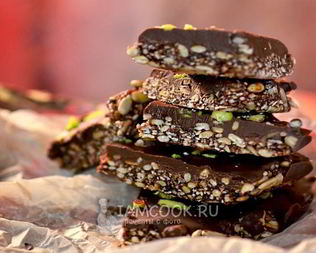 Шоколадный брауни с кунжутом и семечками