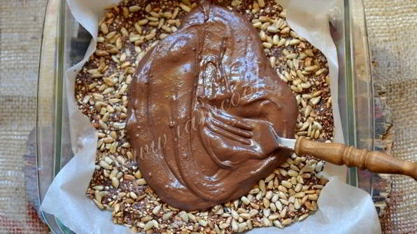 шоколадный брауни с кунжутом и семечками