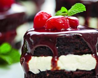 Шоколадные пирожные с вишней