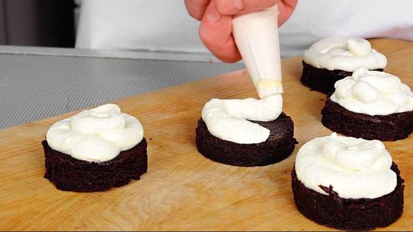 шоколадные пирожные с вишней