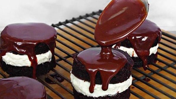 шоколадные пирожные с вишней