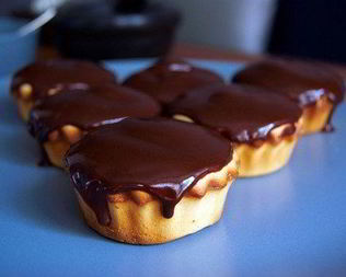 Сливочные пирожные в шоколаде