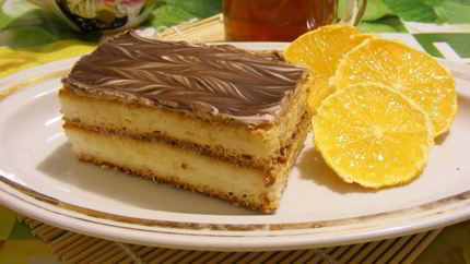 Сметанное пирожное с вареной сгущенкой