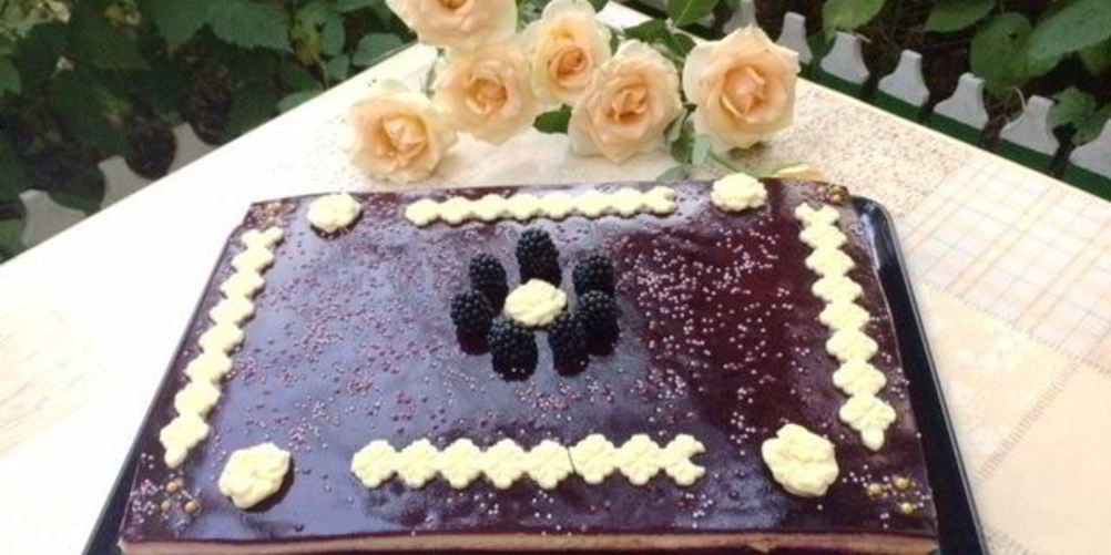 Рецепт торта-пирожного с клубникой и смородиной