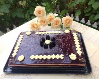 Торт-пирожное с клубникой и смородиной