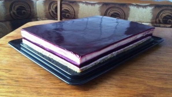 торт-пирожное с клубникой и смородиной