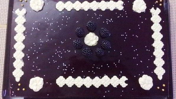 торт-пирожное с клубникой и смородиной