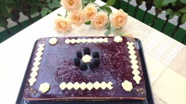 торт-пирожное с клубникой и смородиной