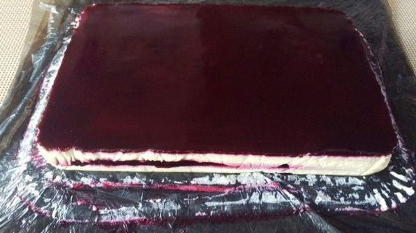 торт-пирожное с клубникой и смородиной