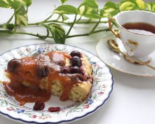 Вишневое пирожное с карамельной подливкой