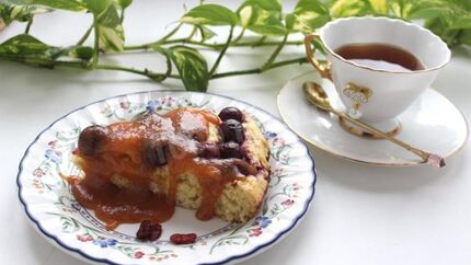 Вишневое пирожное с карамельной подливкой