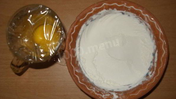 вкусные белые пирожные бисквитные