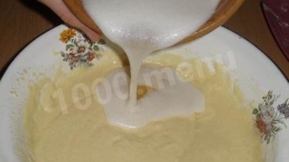 вкусные белые пирожные бисквитные