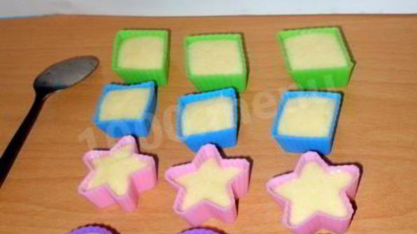 вкусные белые пирожные бисквитные