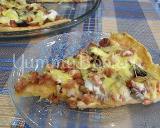 Домашняя пицца с колбасой и грибами