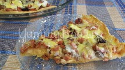Домашняя пицца с колбасой и грибами