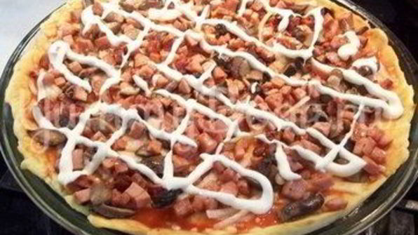 домашняя пицца с колбасой и грибами