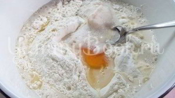 домашняя пицца с колбасой и грибами