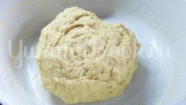 домашняя пицца с колбасой и грибами