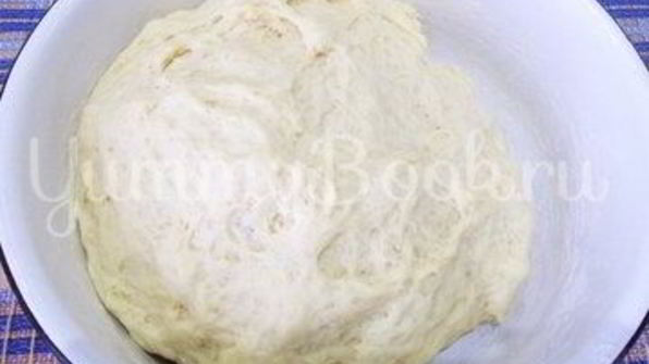 домашняя пицца с колбасой и грибами