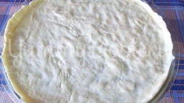 домашняя пицца с колбасой и грибами