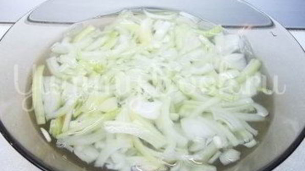 домашняя пицца с колбасой и грибами