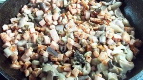 домашняя пицца с колбасой и грибами