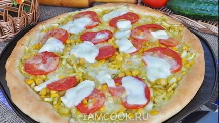 Луковая пицца с кукурузой и моцареллой