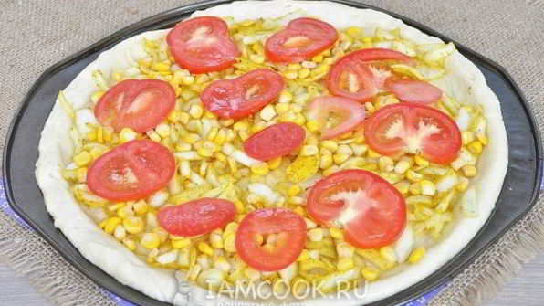 луковая пицца с кукурузой и моцареллой